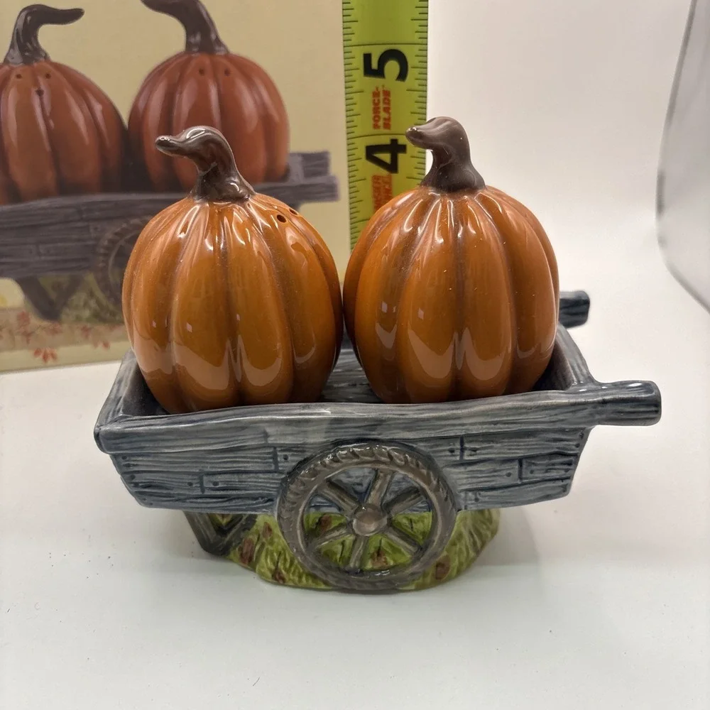 Cracker Barrel~Stoneware Salt & Pepper Pumpkins With Wagon~NIB